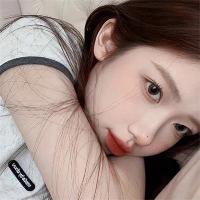 穿黄靴子的女孩